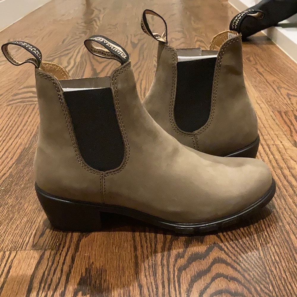 Blundstone heeled Chelsea boots size 8.5 1961